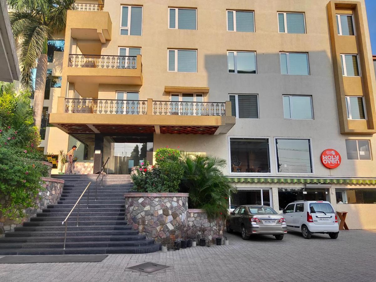 Holy River Hotel Rishīkesh Exteriör bild