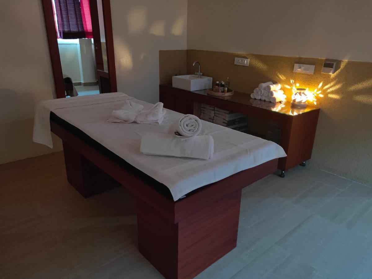 Holy River Hotel Rishīkesh Exteriör bild